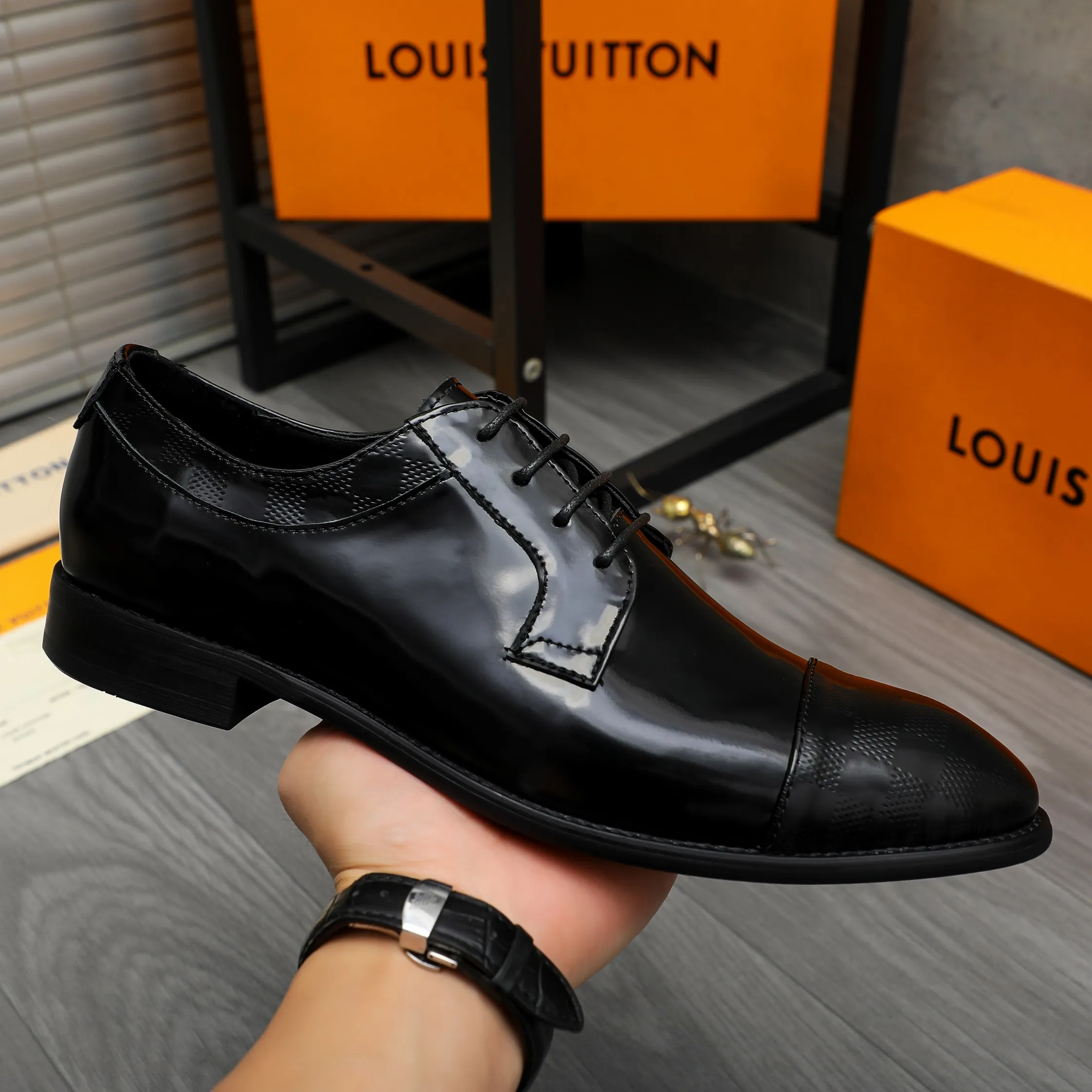 Men's shoes 💰p460 Product trademark: LV (Louis Vuitton) business lace-up leather shoes True size: 39-44 Product material: Selected lacquered cowhide stitching classic embossed upper, cowhide lining, original rubber outsole